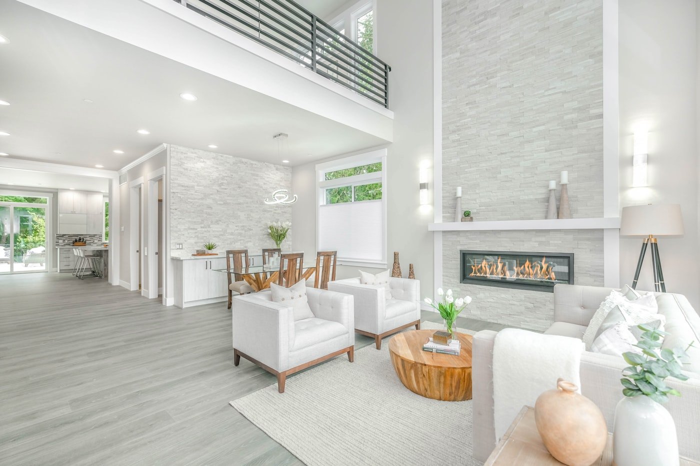 Bright living room in warm white with matching walls, ceiling and curtains
